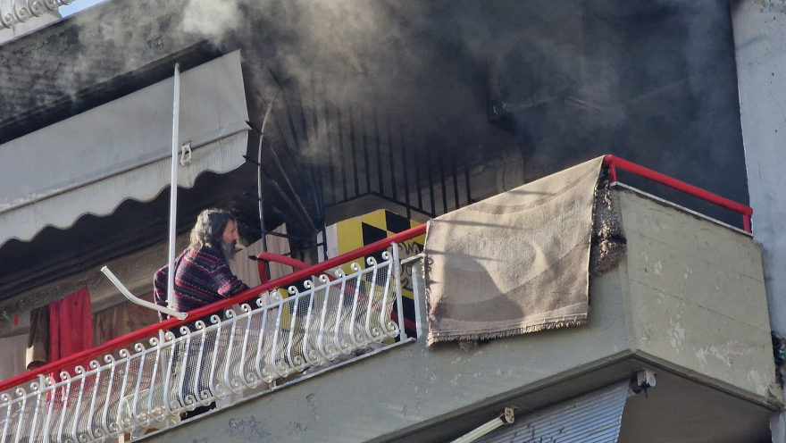 Φωτιά σε διαμέρισμα στη Θεσσαλονίκη - Άνδρας πήδηξε στο διπλανό μπαλκόνι για να σωθεί