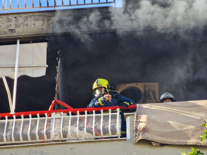 Φωτιά σε διαμέρισμα στη Θεσσαλονίκη - Άνδρας πήδηξε στο διπλανό μπαλκόνι για να σωθεί