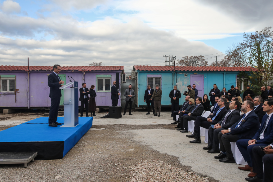 Μητσοτάκης από Ελαιώνα: Η χώρα απαλλάσσεται από μεταναστευτικές δομές του παρελθόντος 