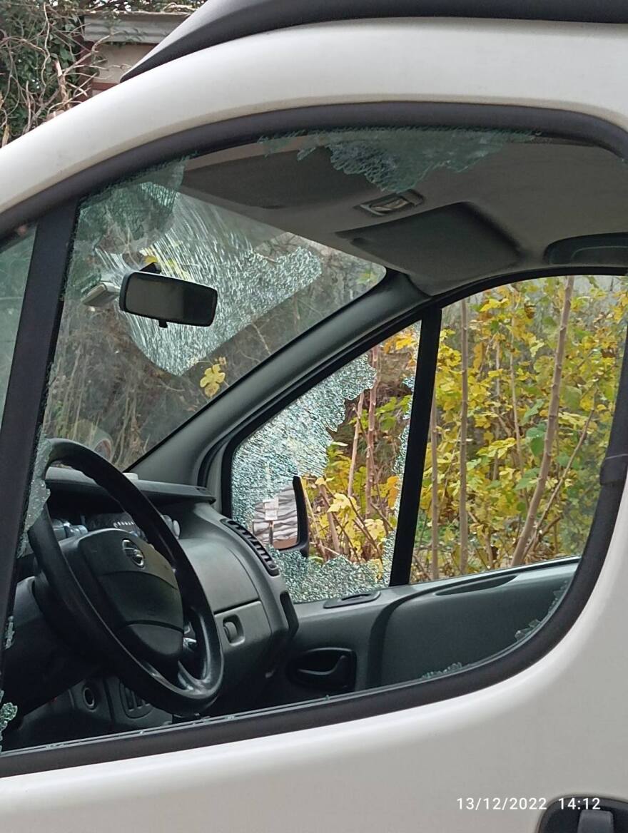 Μεταμόρφωση: Αδέσποτη σφαίρα έσπασε τζάμι εν κινήσει οχήματος κοντά σε καταυλισμό Ρομά