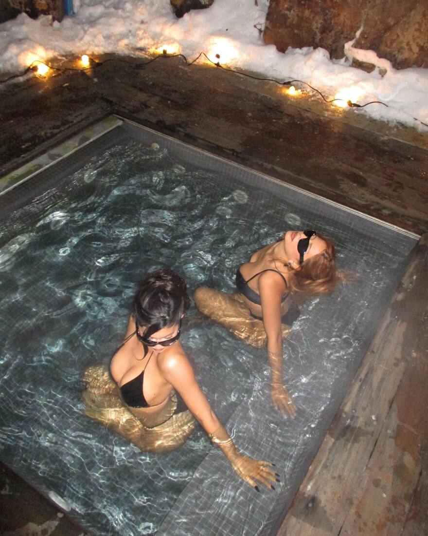 Κάιλι Τζένερ: Απολαμβάνει τις βουτιές της στο τζακούζι και ποζάρει δίπλα στο χιόνι