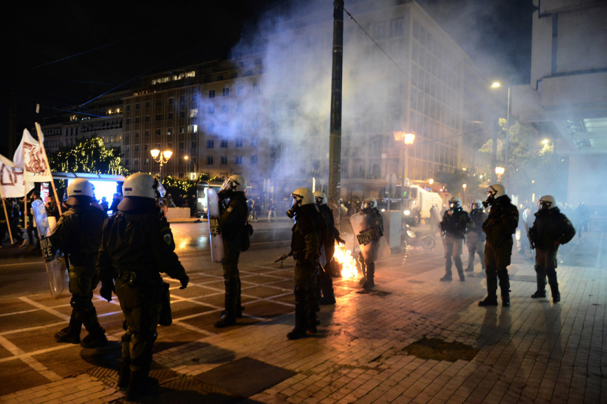 Επεισόδια στην πορεία στο κέντρο της Αθήνας για τον θάνατο του 16χρονου Ρομά - Έσπασαν μηχανήματα στο Μετρό