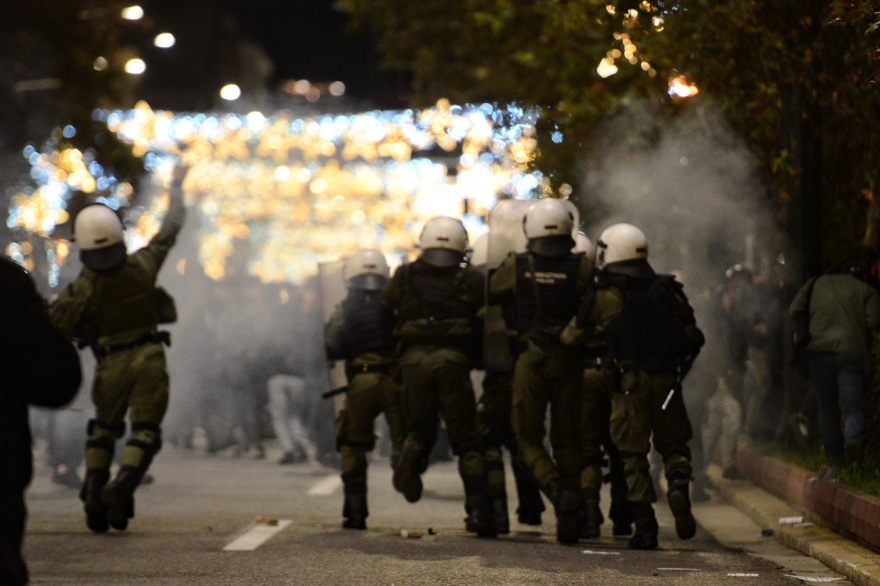 Επεισόδια στην πορεία στο κέντρο της Αθήνας για τον θάνατο του 16χρονου Ρομά - Έσπασαν μηχανήματα στο Μετρό