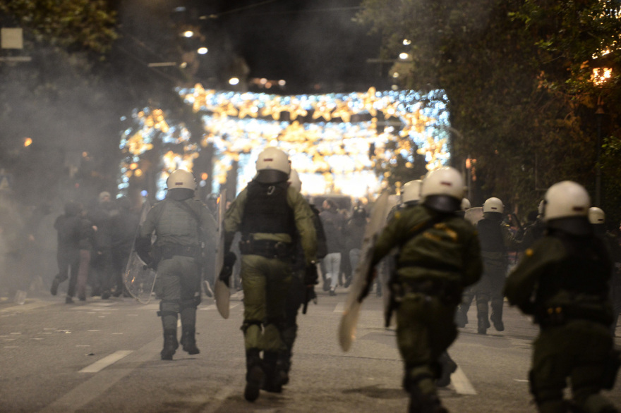 Επεισόδια στην πορεία στο κέντρο της Αθήνας για τον θάνατο του 16χρονου Ρομά - Έσπασαν μηχανήματα στο Μετρό