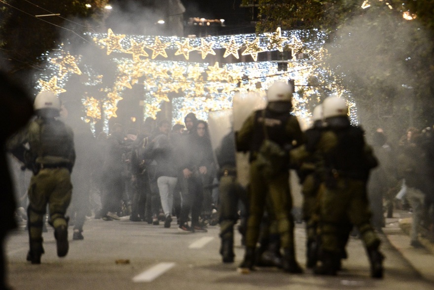 Επεισόδια στην πορεία στο κέντρο της Αθήνας για τον θάνατο του 16χρονου Ρομά - Έσπασαν μηχανήματα στο Μετρό