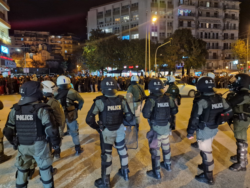 Θεσσαλονίκη: Επεισοδιακή πορεία με μολότοφ και χημικά για τον θάνατο του 16χρονου Ρομά