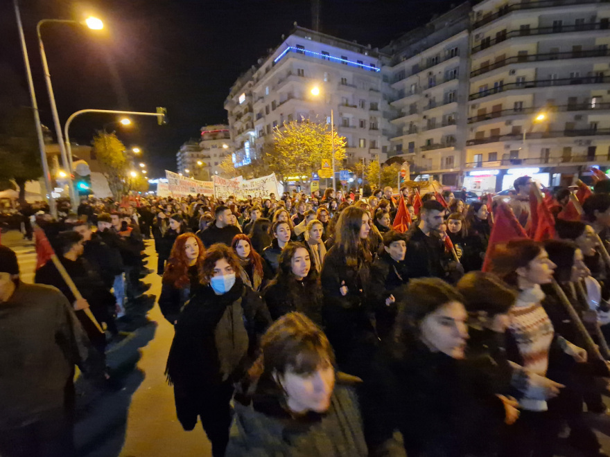Θεσσαλονίκη: Επεισοδιακή πορεία με μολότοφ και χημικά για τον θάνατο του 16χρονου Ρομά
