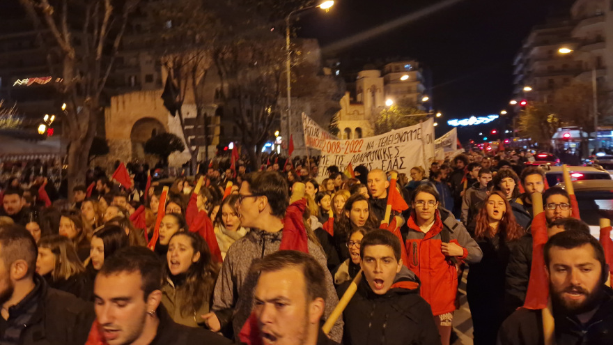 Θεσσαλονίκη: Επεισοδιακή πορεία με μολότοφ και χημικά για τον θάνατο του 16χρονου Ρομά