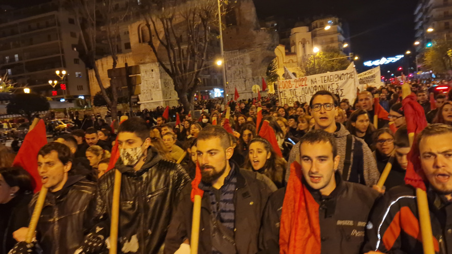 Θεσσαλονίκη: Επεισοδιακή πορεία με μολότοφ και χημικά για τον θάνατο του 16χρονου Ρομά