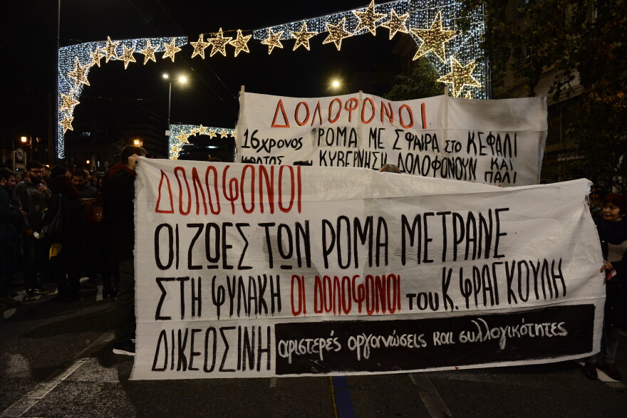 Επεισόδια στην πορεία στο κέντρο της Αθήνας για τον θάνατο του 16χρονου Ρομά - Έσπασαν μηχανήματα στο Μετρό