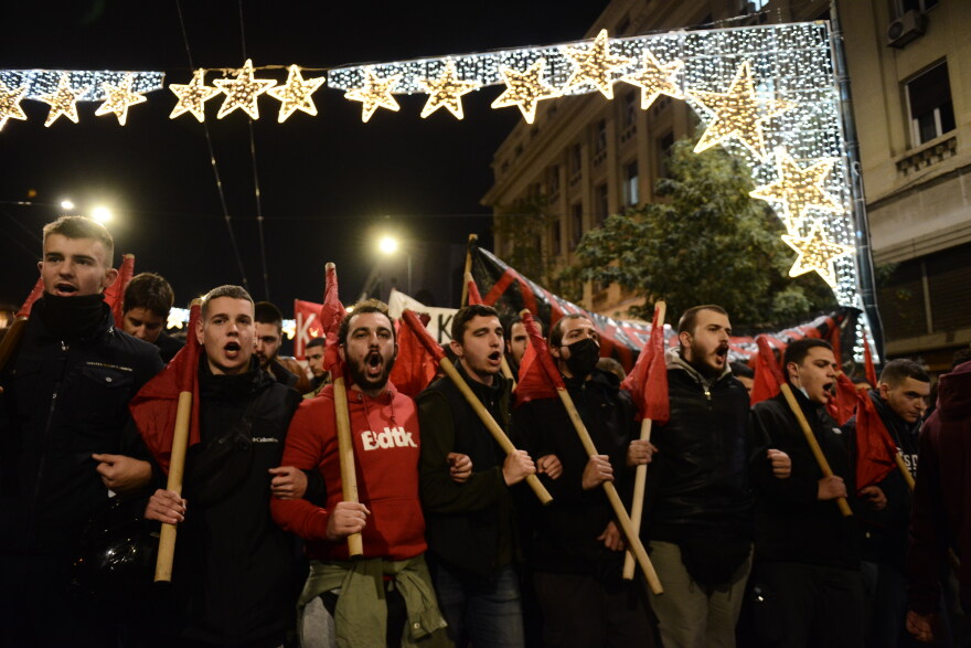 Επεισόδια στην πορεία στο κέντρο της Αθήνας για τον θάνατο του 16χρονου Ρομά - Έσπασαν μηχανήματα στο Μετρό