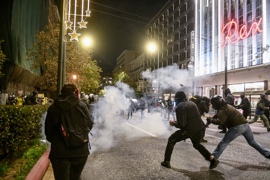 Επεισόδια στην πορεία στο κέντρο της Αθήνας για τον θάνατο του 16χρονου Ρομά - Έσπασαν μηχανήματα στο Μετρό