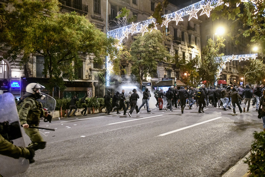 Επεισόδια στην πορεία στο κέντρο της Αθήνας για τον θάνατο του 16χρονου Ρομά - Έσπασαν μηχανήματα στο Μετρό