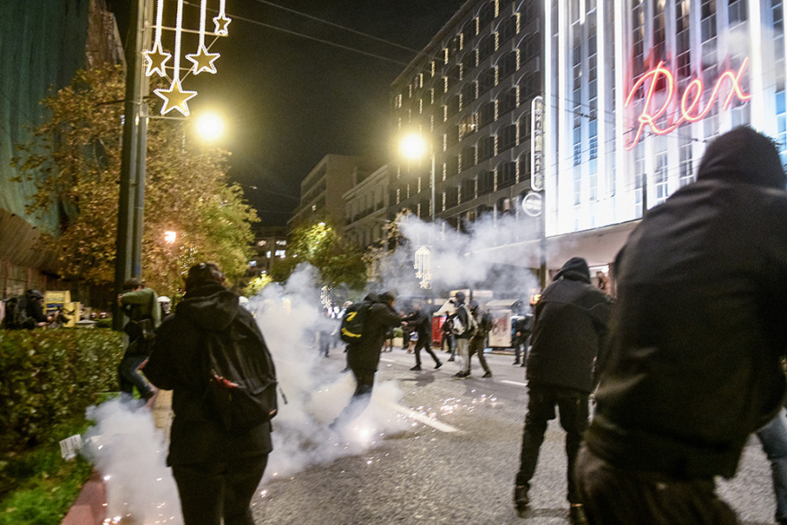 Επεισόδια στην πορεία στο κέντρο της Αθήνας για τον θάνατο του 16χρονου Ρομά - Έσπασαν μηχανήματα στο Μετρό