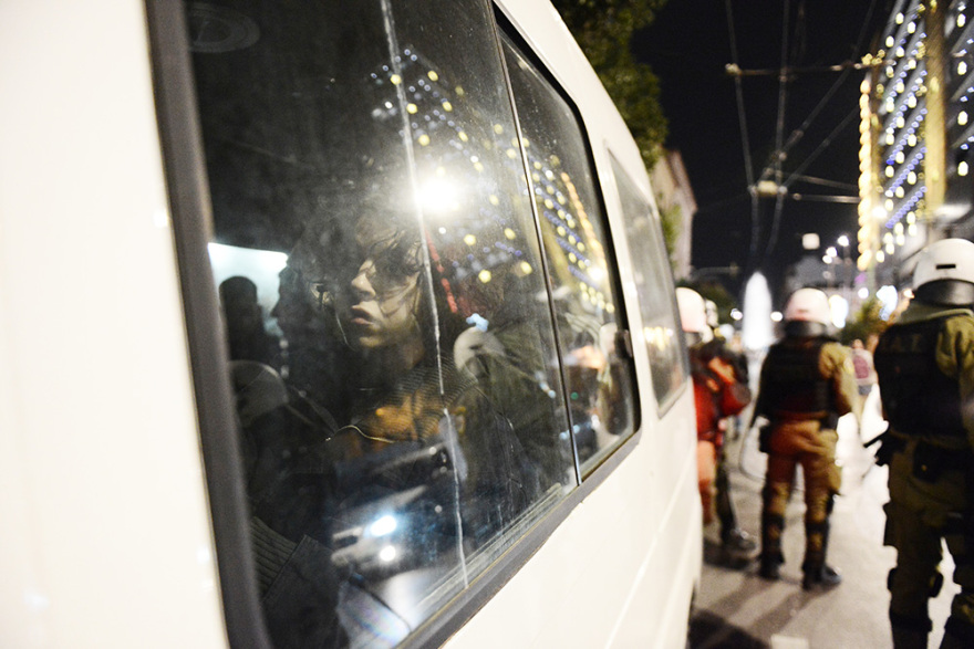 Επεισόδια στην πορεία στο κέντρο της Αθήνας για τον θάνατο του 16χρονου Ρομά - Έσπασαν μηχανήματα στο Μετρό