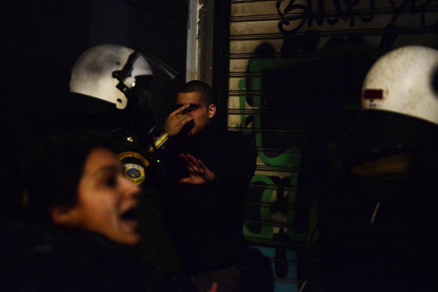 Επεισόδια στην πορεία στο κέντρο της Αθήνας για τον θάνατο του 16χρονου Ρομά - Έσπασαν μηχανήματα στο Μετρό