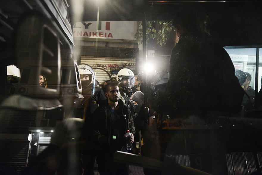 Επεισόδια στην πορεία στο κέντρο της Αθήνας για τον θάνατο του 16χρονου Ρομά - Έσπασαν μηχανήματα στο Μετρό