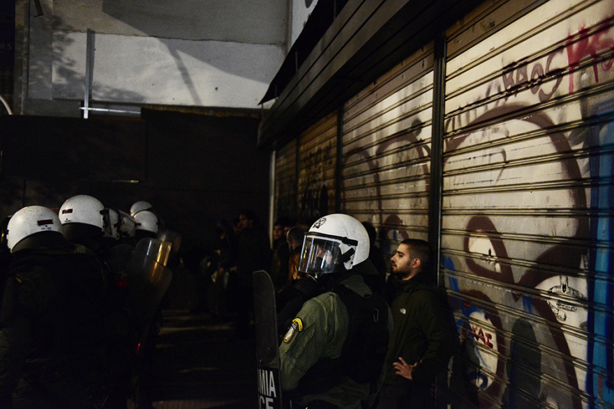 Επεισόδια στην πορεία στο κέντρο της Αθήνας για τον θάνατο του 16χρονου Ρομά - Έσπασαν μηχανήματα στο Μετρό