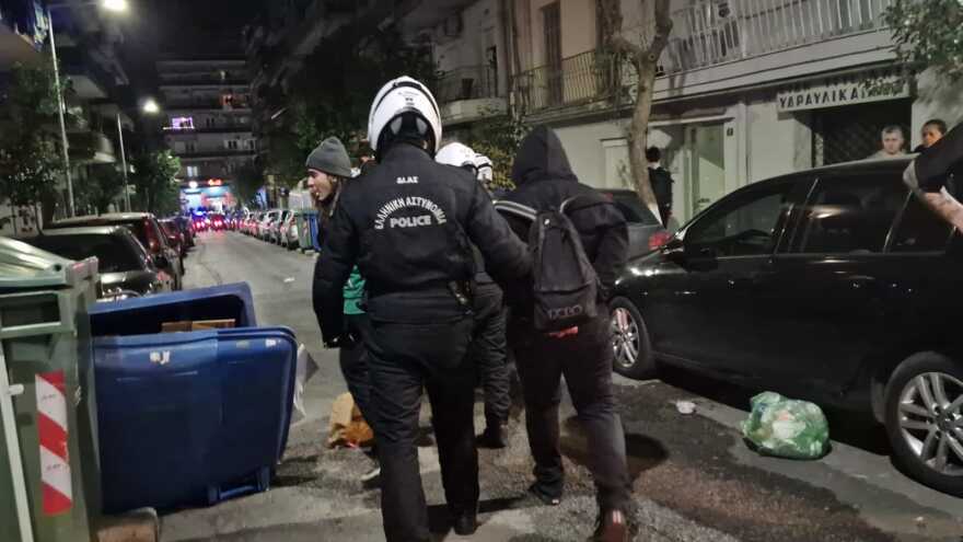 Θεσσαλονίκη: Επεισοδιακή πορεία με μολότοφ και χημικά για τον θάνατο του 16χρονου Ρομά