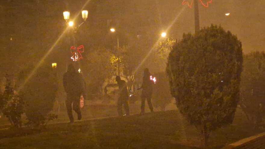 Θεσσαλονίκη: Επεισοδιακή πορεία με μολότοφ και χημικά για τον θάνατο του 16χρονου Ρομά