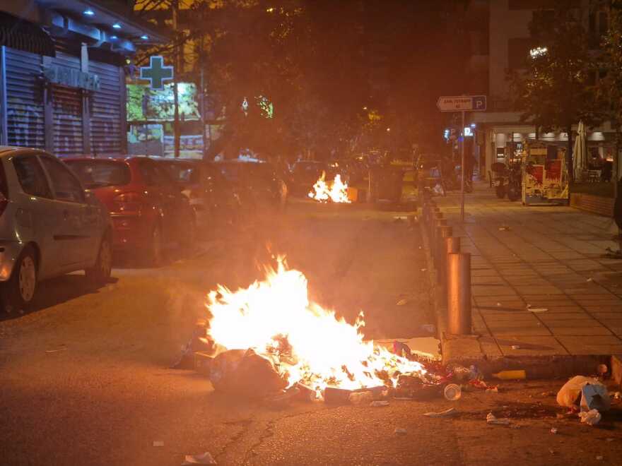 Θεσσαλονίκη: Επεισοδιακή πορεία με μολότοφ και χημικά για τον θάνατο του 16χρονου Ρομά