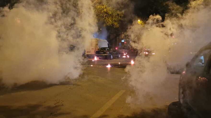 Θεσσαλονίκη: Επεισοδιακή πορεία με μολότοφ και χημικά για τον θάνατο του 16χρονου Ρομά