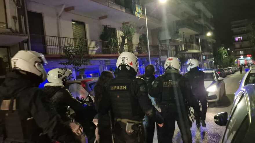 Θεσσαλονίκη: Επεισοδιακή πορεία με μολότοφ και χημικά για τον θάνατο του 16χρονου Ρομά