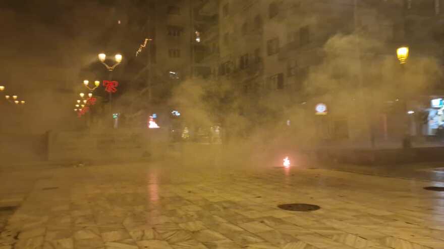 Θεσσαλονίκη: Επεισοδιακή πορεία με μολότοφ και χημικά για τον θάνατο του 16χρονου Ρομά