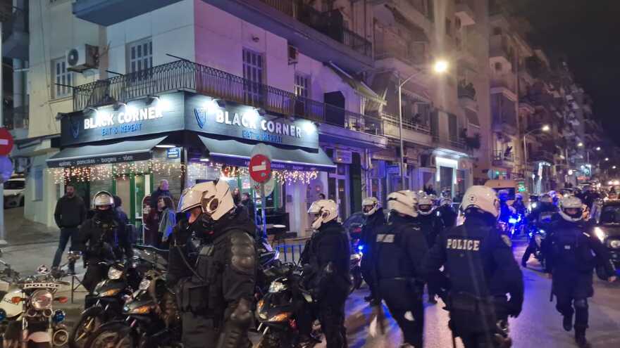 Θεσσαλονίκη: Επεισοδιακή πορεία με μολότοφ και χημικά για τον θάνατο του 16χρονου Ρομά