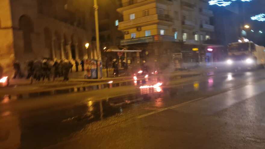 Θεσσαλονίκη: Επεισοδιακή πορεία με μολότοφ και χημικά για τον θάνατο του 16χρονου Ρομά