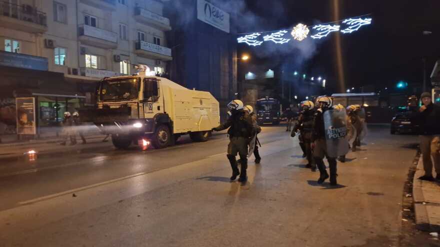 Θεσσαλονίκη: Επεισοδιακή πορεία με μολότοφ και χημικά για τον θάνατο του 16χρονου Ρομά