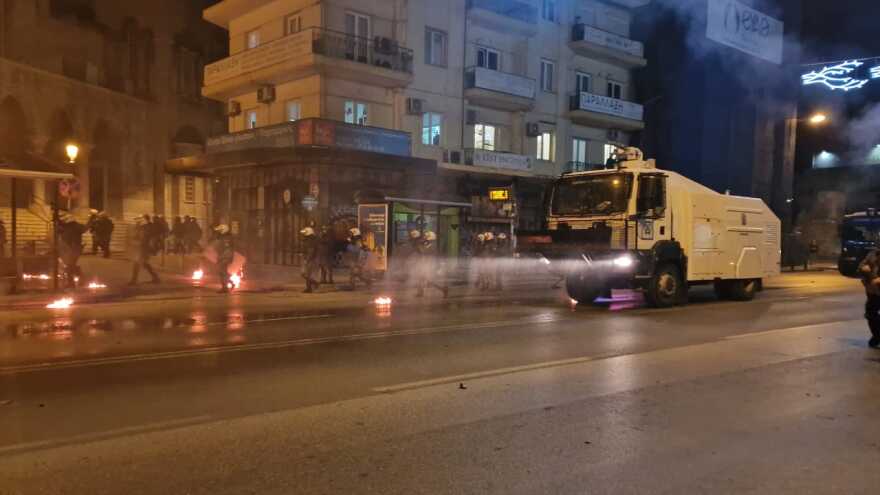 Θεσσαλονίκη: Επεισοδιακή πορεία με μολότοφ και χημικά για τον θάνατο του 16χρονου Ρομά