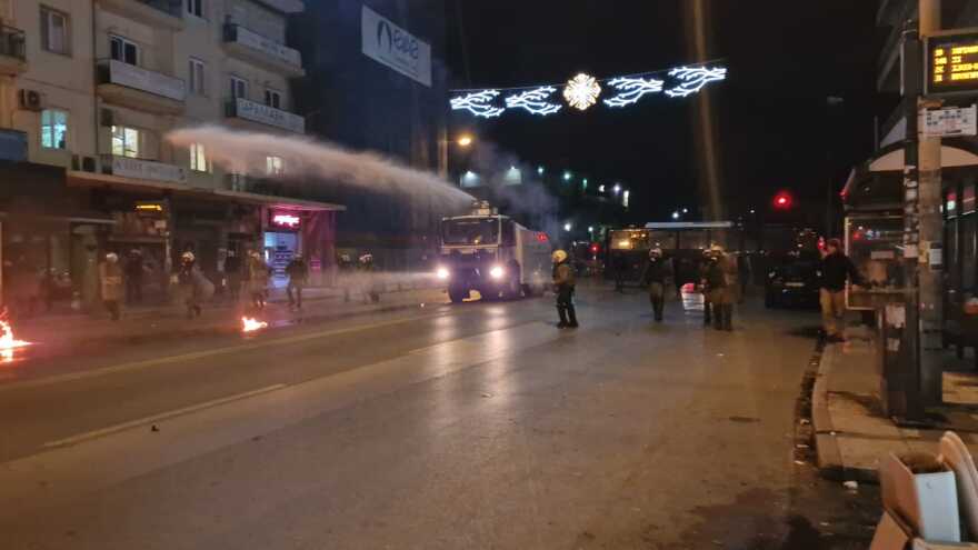 Θεσσαλονίκη: Επεισοδιακή πορεία με μολότοφ και χημικά για τον θάνατο του 16χρονου Ρομά