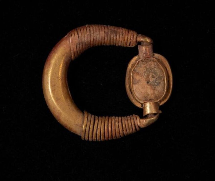 Αίγυπτος: Χρυσά κοσμήματα από την αρχαιότητα ανακαλύφθηκαν στο Τελ ελ-Αμάρνα - Δείτε φωτογραφίες