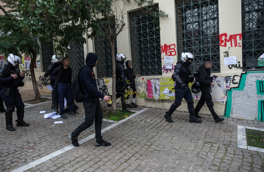 Νομική Σχολή Αθηνών: Τελεί υπό κατάληψη - Στις 32 οι προσαγωγές