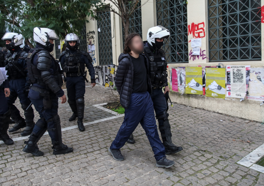 Νομική Σχολή Αθηνών: Τελεί υπό κατάληψη - Στις 32 οι προσαγωγές