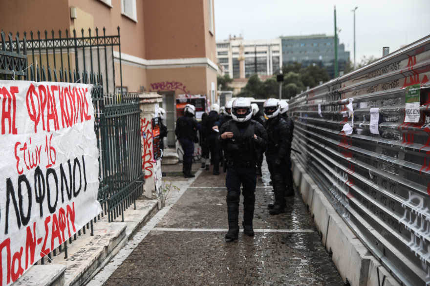 Νομική Σχολή Αθηνών: Τελεί υπό κατάληψη - Στις 32 οι προσαγωγές