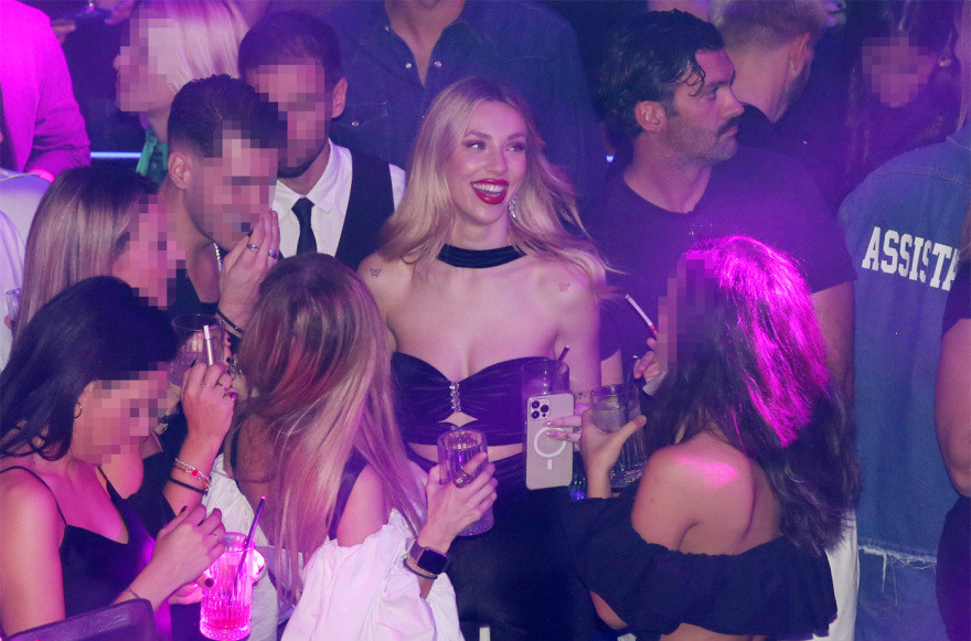 Γαρυφαλλιά Καληφώνη: Απόλαυσε τον Χρήστο Μάστορα στο μαγαζί που τραγουδάει - Δείτε φωτογραφίες