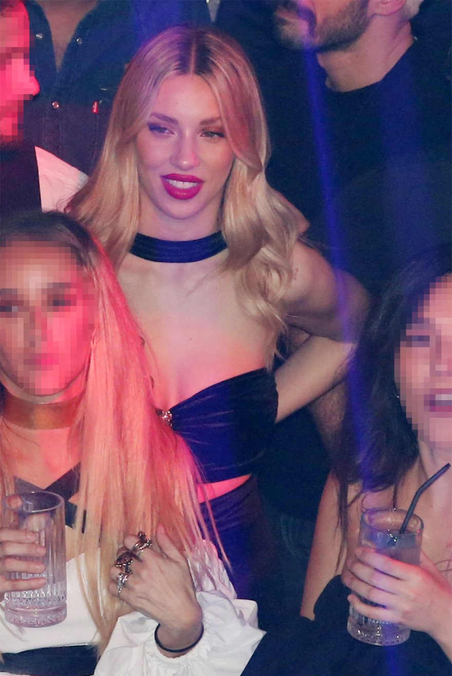 Γαρυφαλλιά Καληφώνη: Απόλαυσε τον Χρήστο Μάστορα στο μαγαζί που τραγουδάει - Δείτε φωτογραφίες