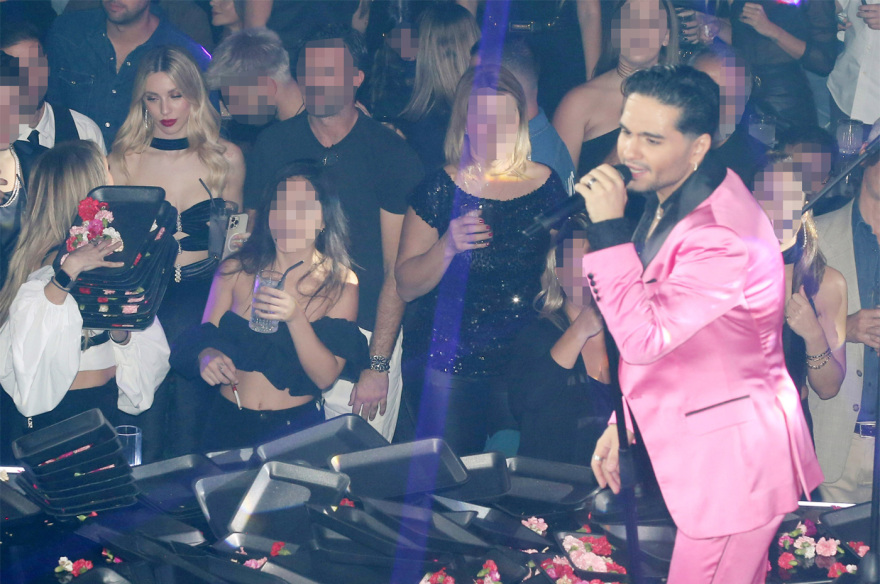 Γαρυφαλλιά Καληφώνη: Απόλαυσε τον Χρήστο Μάστορα στο μαγαζί που τραγουδάει - Δείτε φωτογραφίες