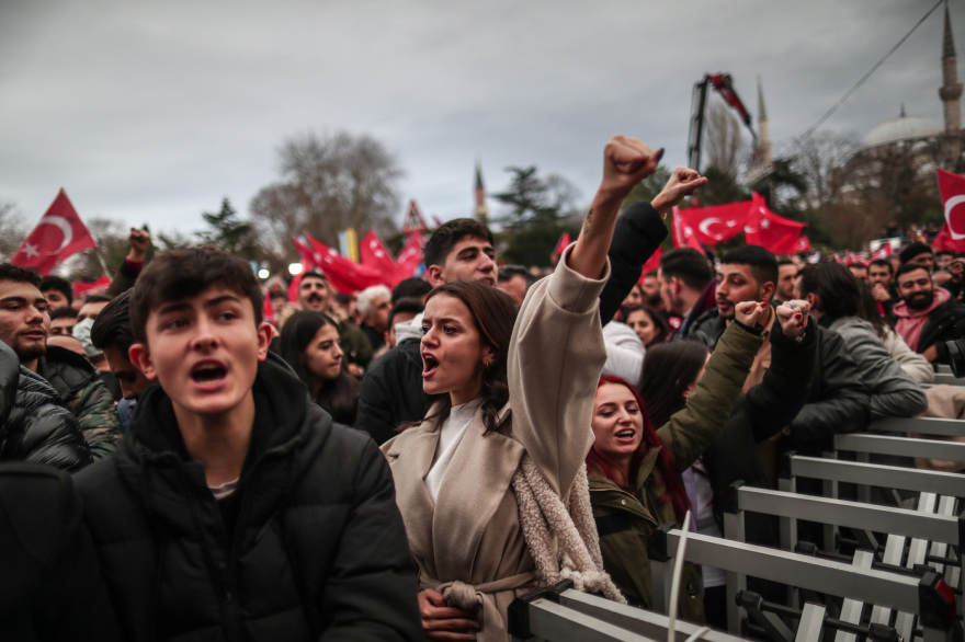 Ιμάμογλου: «Δεν φοβόμαστε» τον Ερντογάν, το σύνθημα χιλιάδων διαδηλωτών στην Κωνσταντινούπολη 