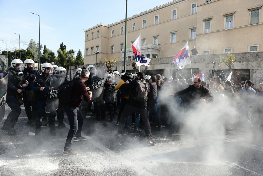 Πορεία εκπαιδευτικών: Επεισόδια έξω από τη Βουλή - Έπεσαν χημικά 