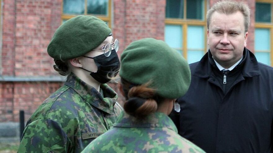 Φινλανδία: Η ένταξη της χώρας στο ΝΑΤΟ εκκρεμεί, ο υπουργός Άμυνας παίρνει δίμηνη άδεια πατρότητας