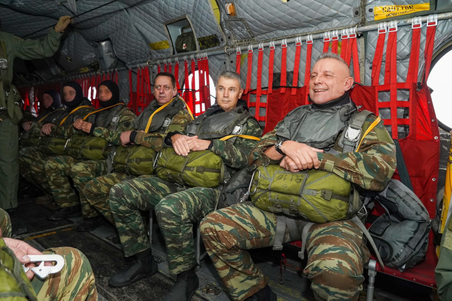 Στο Κέντρο Εκπαίδευσης Ειδικών Δυνάμεων ο Φλώρος, συμμετείχε σε άσκηση αλεξιπτωτιστών - Βίντεο