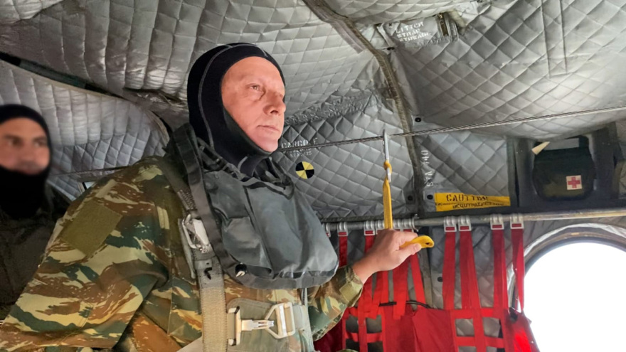 Στο Κέντρο Εκπαίδευσης Ειδικών Δυνάμεων ο Φλώρος, συμμετείχε σε άσκηση αλεξιπτωτιστών - Βίντεο