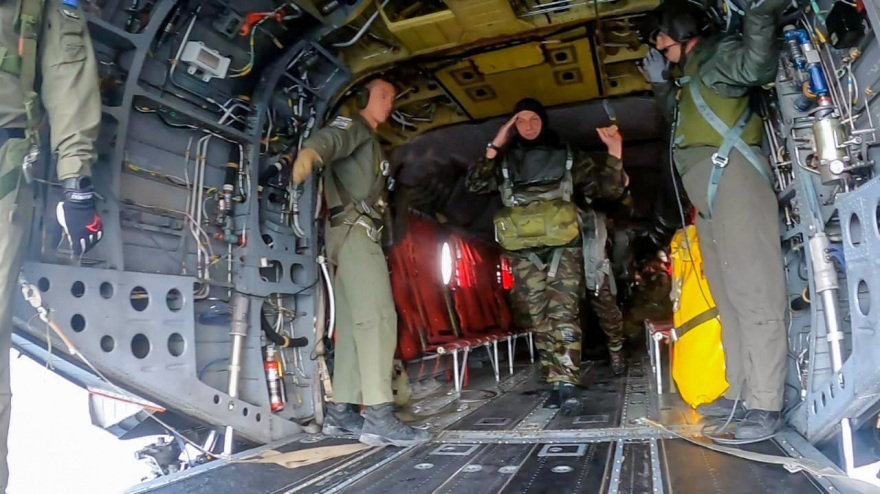 Στο Κέντρο Εκπαίδευσης Ειδικών Δυνάμεων ο Φλώρος, συμμετείχε σε άσκηση αλεξιπτωτιστών - Βίντεο
