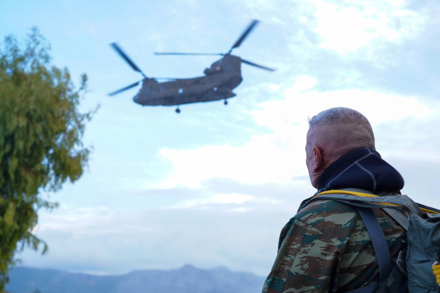 Στο Κέντρο Εκπαίδευσης Ειδικών Δυνάμεων ο Φλώρος, συμμετείχε σε άσκηση αλεξιπτωτιστών - Βίντεο