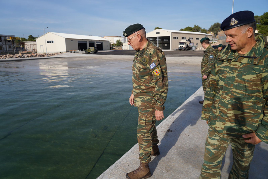 Στο Κέντρο Εκπαίδευσης Ειδικών Δυνάμεων ο Φλώρος, συμμετείχε σε άσκηση αλεξιπτωτιστών - Βίντεο