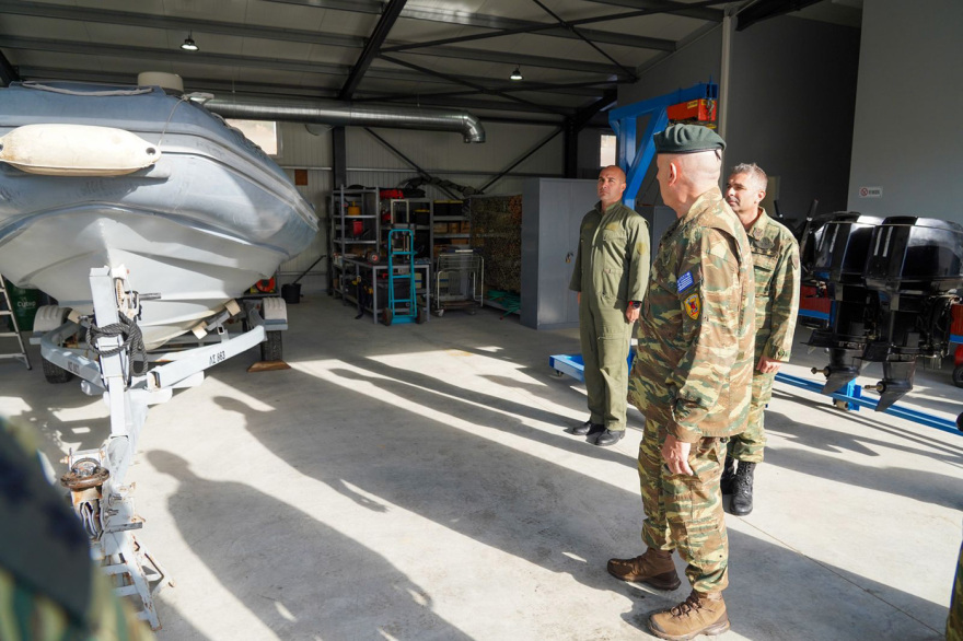 Στο Κέντρο Εκπαίδευσης Ειδικών Δυνάμεων ο Φλώρος, συμμετείχε σε άσκηση αλεξιπτωτιστών - Βίντεο