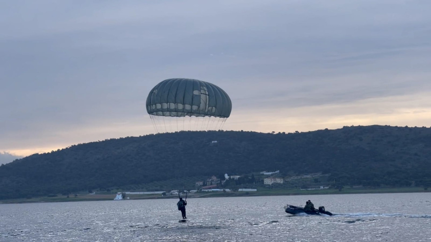 Στο Κέντρο Εκπαίδευσης Ειδικών Δυνάμεων ο Φλώρος, συμμετείχε σε άσκηση αλεξιπτωτιστών - Βίντεο